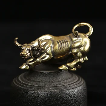Sárgaréz Bika figura Mini réz tehén ökör szobor Szarvasmarha medálok Tehén varázsok szobor Tehén szarvasmarha borjú szobor Kulcstartó Feng Shui